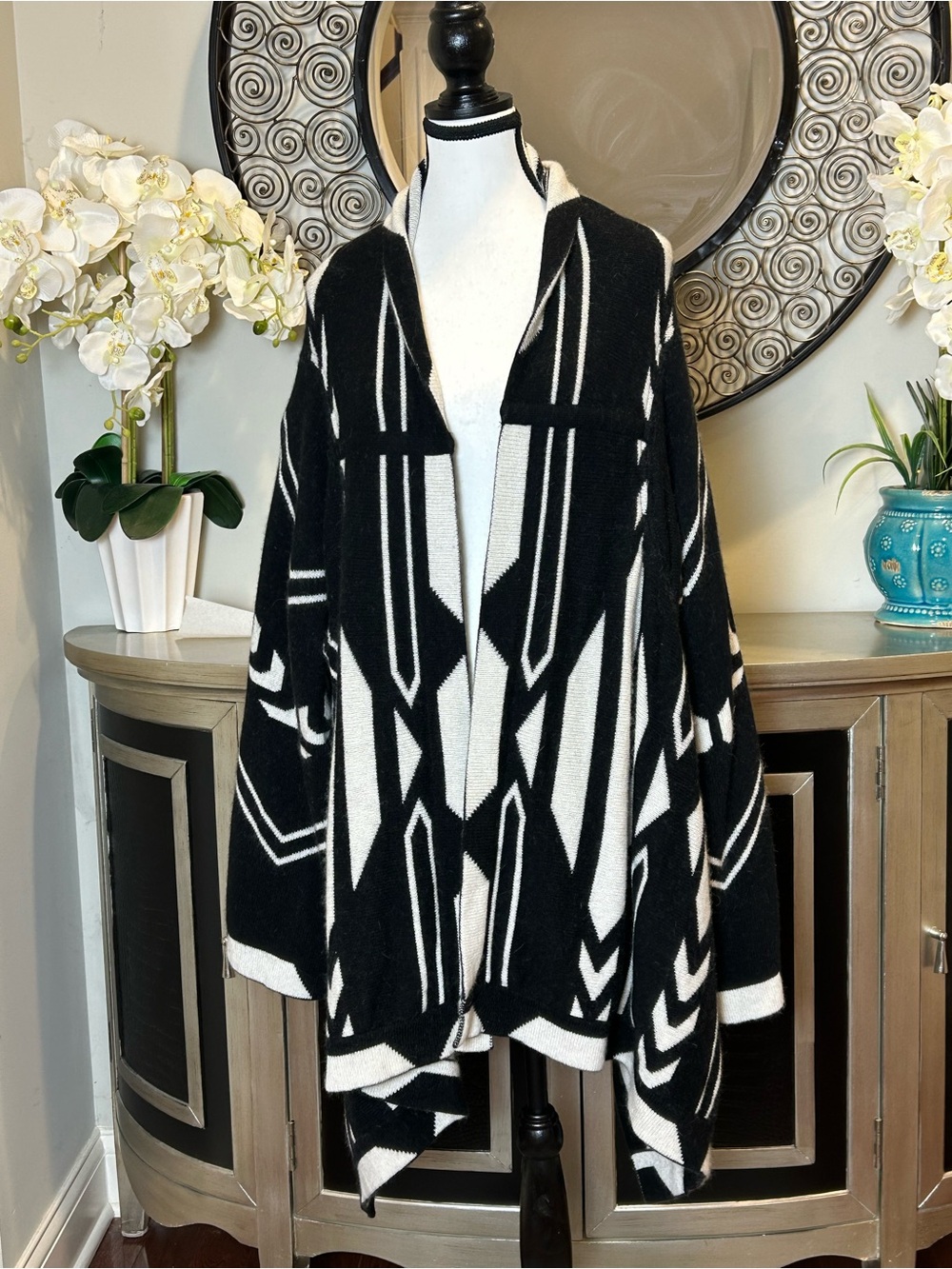 Twelfth Street by Cynthia Vincent Black & White Geometric Open-Front Cardigan